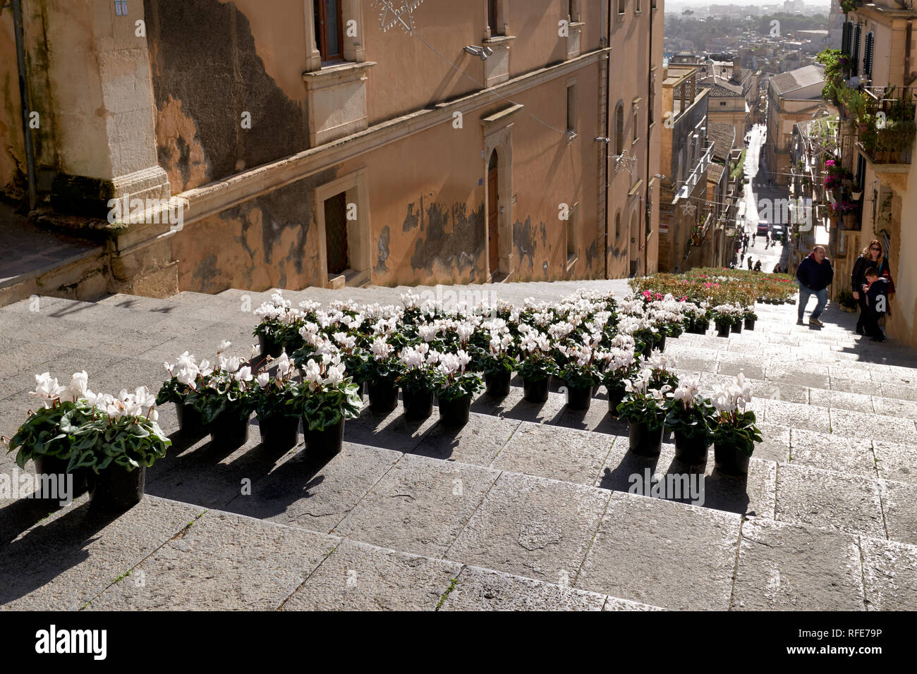 La Scalinata di Santa Maria del Monte (la Scala Santa Maria del Monte). Catlagirone Sicilia Italia Foto Stock