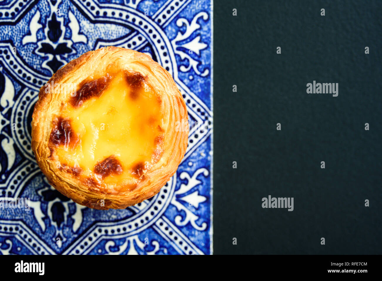 Il Portogallo egg tart Pastel de Nata con azulejo tile Foto Stock