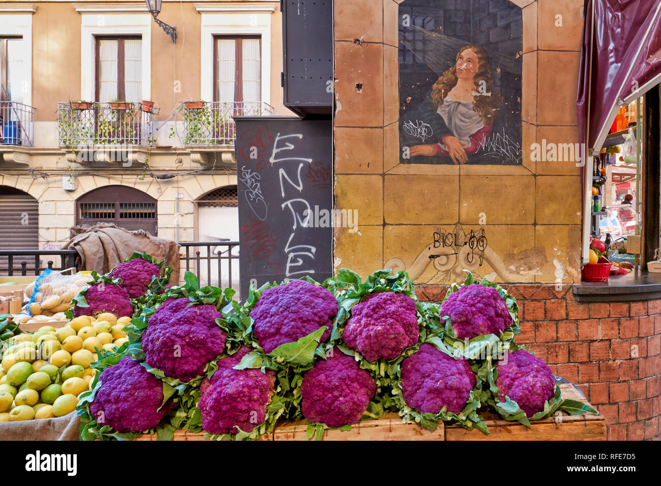 Piscaria, strada mercato giornaliero in Catania Sicilia Italia. Pesce fresco, carne e verdure Foto Stock