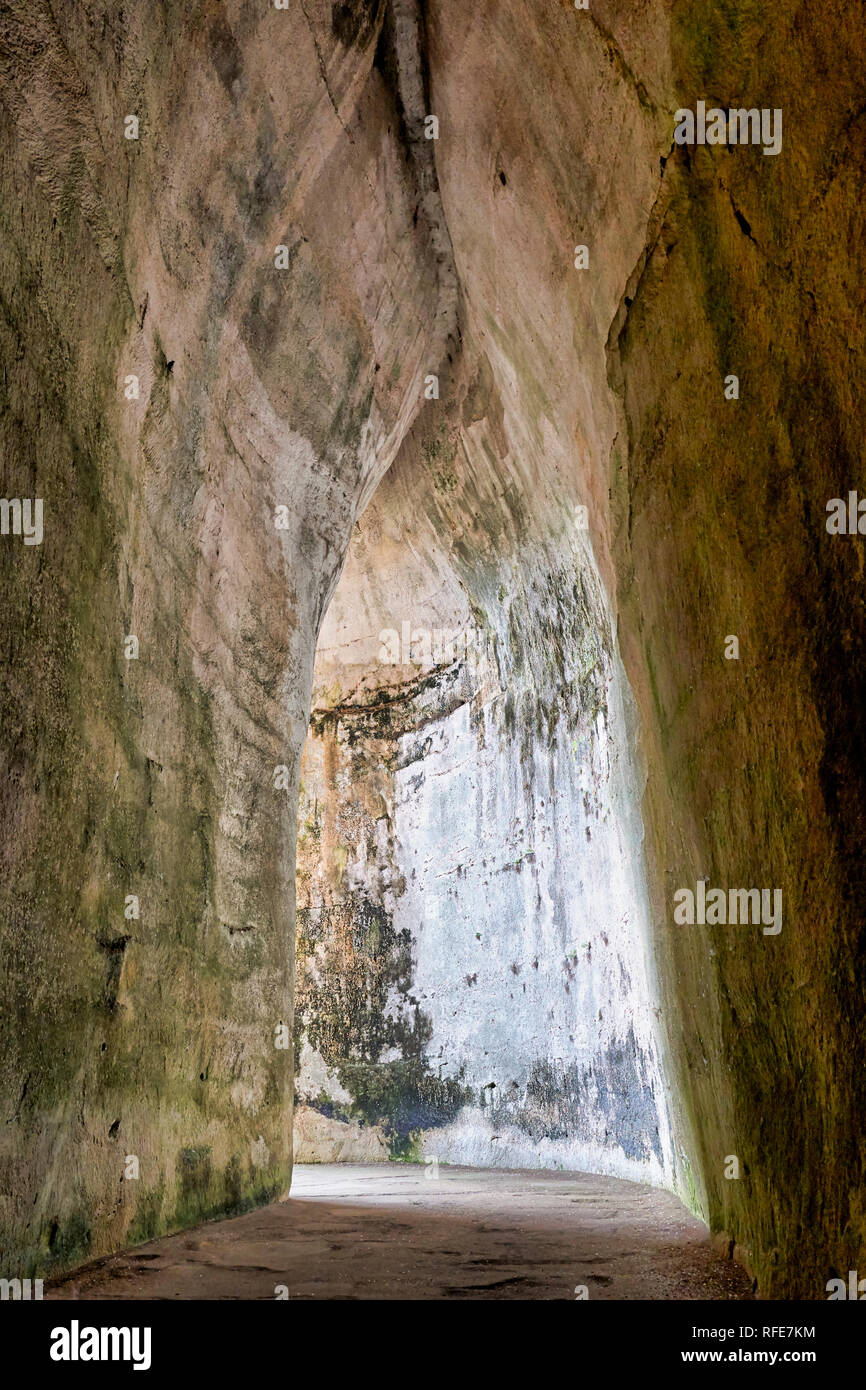 L'ORECCHIO DI DIONIGI è una grotta di pietra calcarea scavata nella collina Temenites nella città di Siracusa, sull'isola di Sicilia in Italia. Il suo nome, data Foto Stock