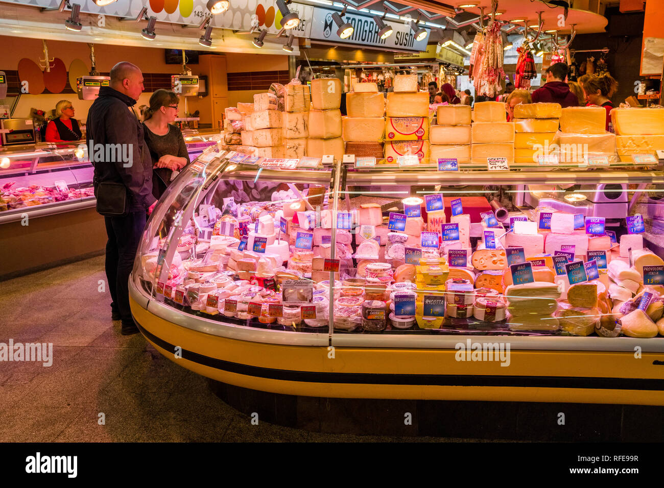 Diversi tipi di formaggio sono venduti all'interno del Mercat de Sant Josep de la Boqueria, un mercato pubblico con un ingresso da La Rambla Foto Stock