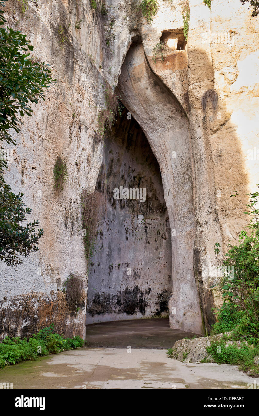 L'ORECCHIO DI DIONIGI è una grotta di pietra calcarea scavata nella collina Temenites nella città di Siracusa, sull'isola di Sicilia in Italia. Il suo nome, data Foto Stock