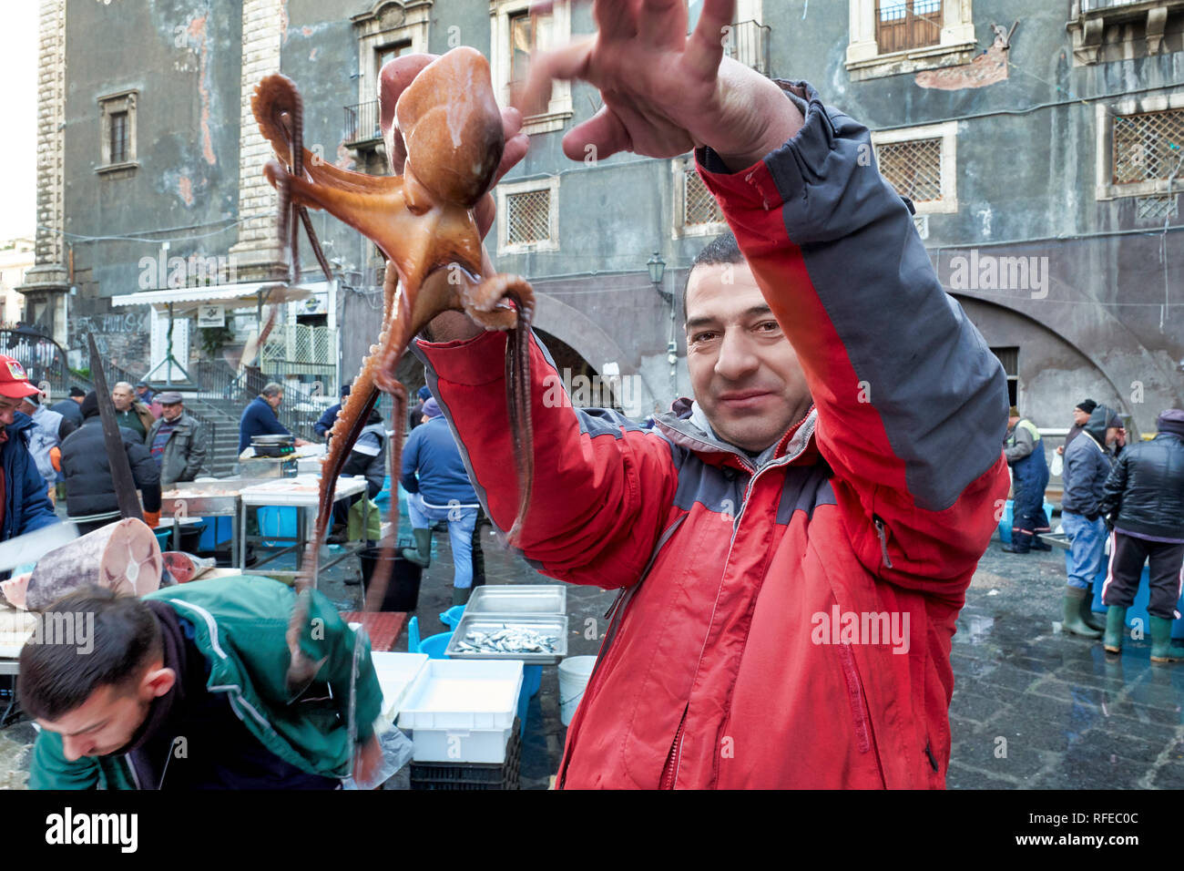Piscaria, strada mercato giornaliero in Catania Sicilia Italia. Pesce fresco, carne e verdure Foto Stock