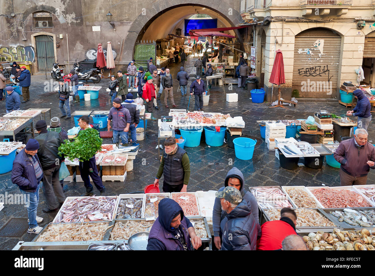 Piscaria, strada mercato giornaliero in Catania Sicilia Italia. Pesce fresco, carne e verdure Foto Stock