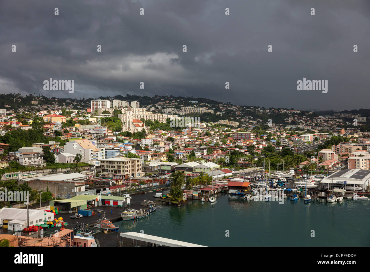 Francia, Martinica, Fort-de-France, vista sul porto e la città. Foto Stock