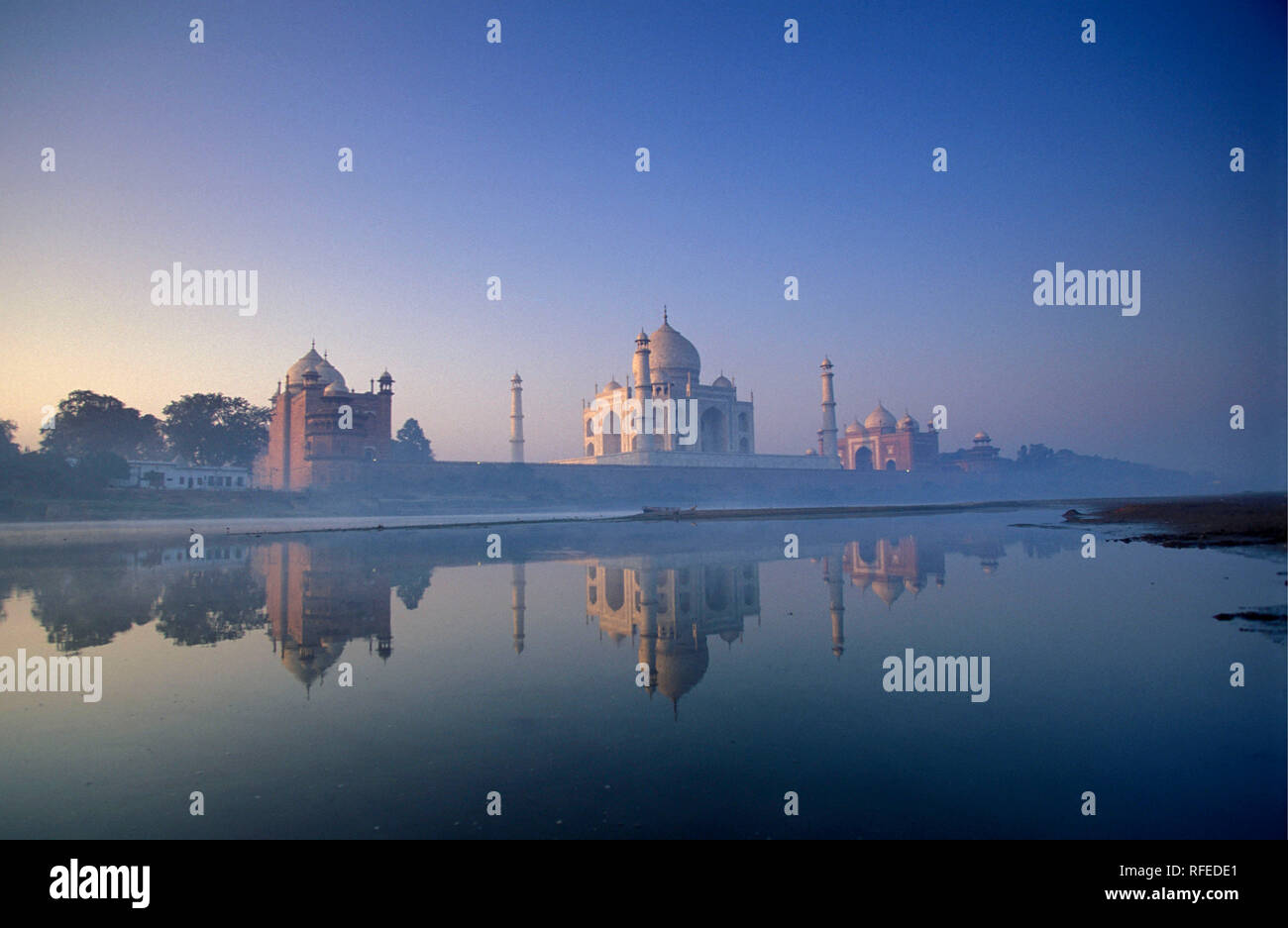 India. Agra.Taj Mahal. Mausoleo. Islamica architettura di Mughal. Fiume Yamuna. All'alba. Unesco World Heritage Site. Foto Stock