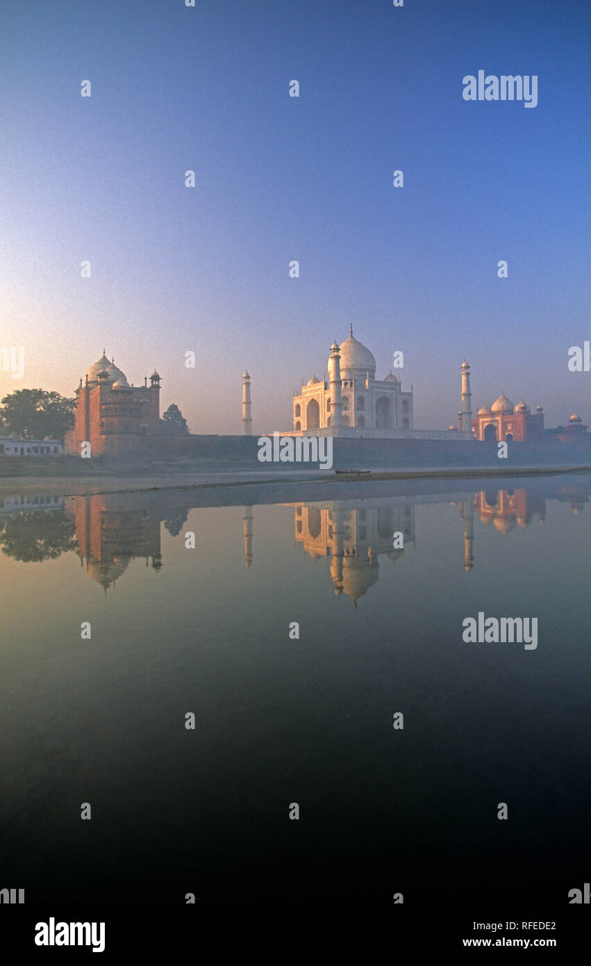 India. Agra.Taj Mahal. Mausoleo. Islamica architettura di Mughal. Fiume Yamuna. All'alba. Unesco World Heritage Site. Foto Stock