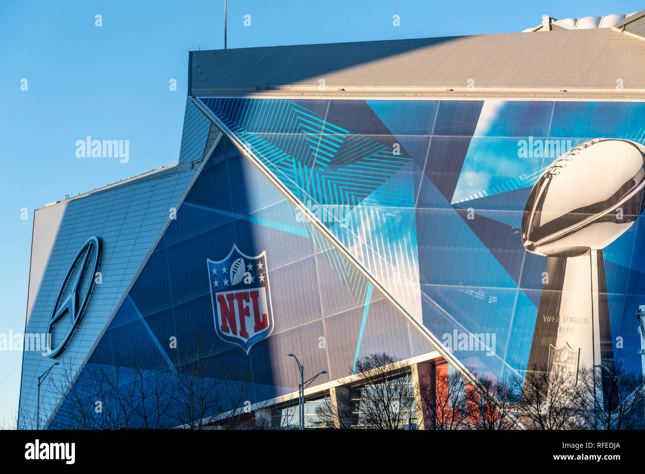 Supergraphics trasformare la Mercedes-Benz Stadium di Atlanta, Georgia, ospite del 2019 Super Bowl LIII. (USA) Foto Stock