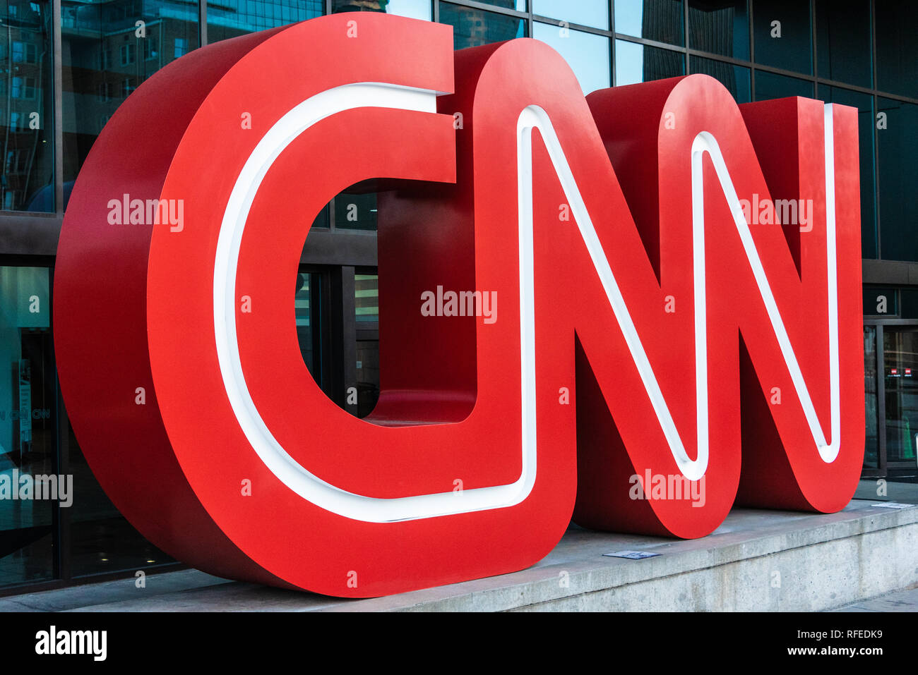 Logo della CNN segnaletica al di fuori del Centro CNN ad Atlanta, in Georgia, la sede centrale mondiale della CNN. (USA) Foto Stock