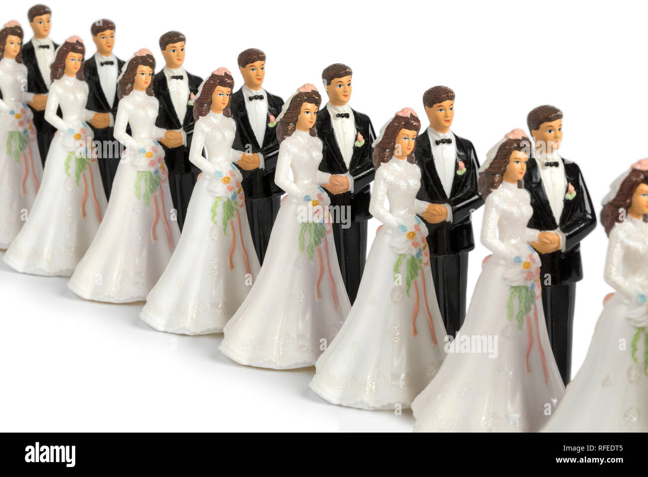 Riga della stessa annata sposa e lo sposo figurine su sfondo bianco Foto Stock