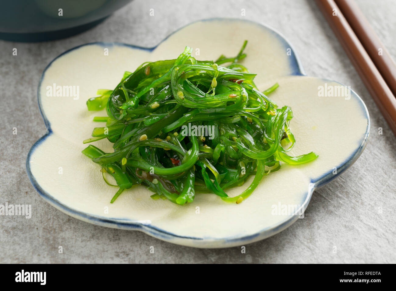 Il piatto con il verde biologico giapponese insalata Waskame Foto Stock