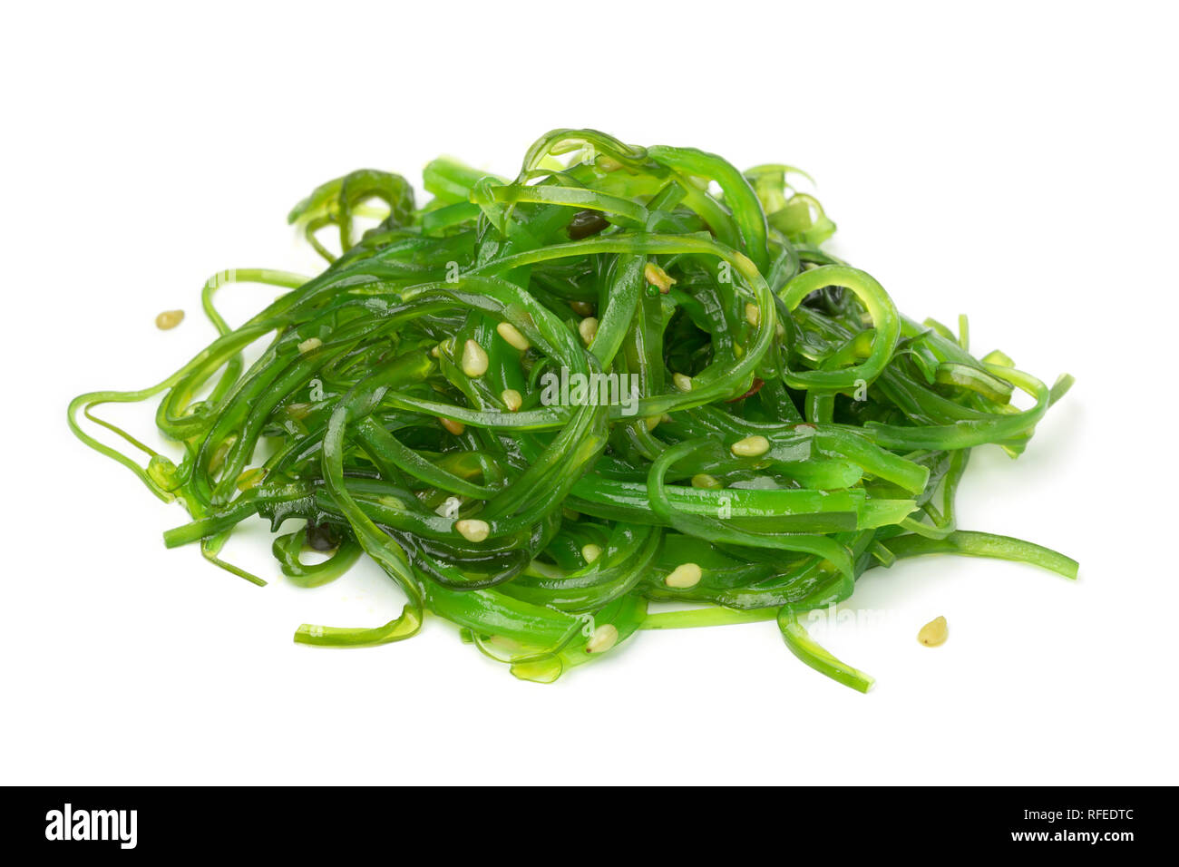 Mucchio di organico giapponese insalata Waskame isolati su sfondo bianco Foto Stock