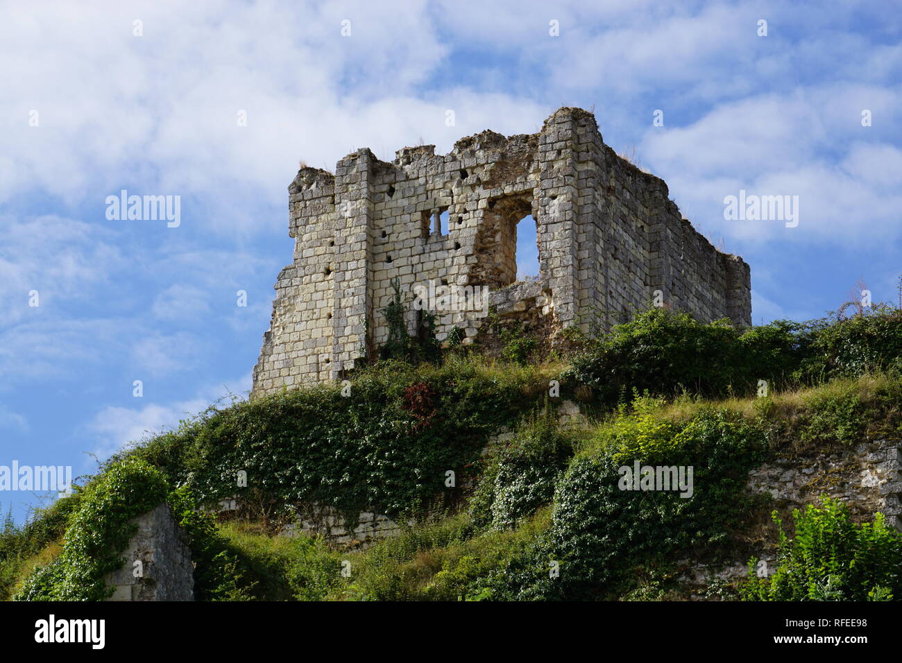 Pietre antiche rovine di un piccolo castello sulla sommità della collina in una limpida giornata di blu Foto Stock