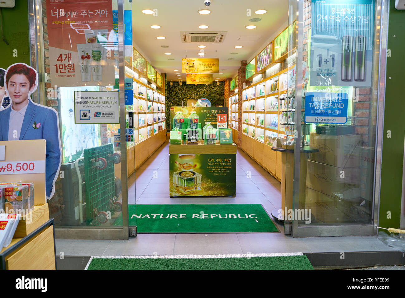 SEOUL, Corea del Sud - circa giugno, 2017: Natura Repubblica store in Seoul. Repubblica della natura è un sud coreano di marca di cosmetici. Foto Stock