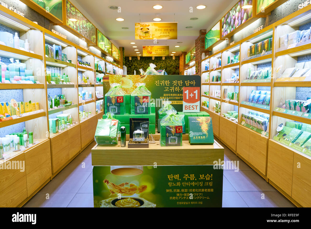 SEOUL, Corea del Sud - circa giugno, 2017: merci sul display in natura Repubblica store in Seoul. Repubblica della natura è un sud coreano di marca di cosmetici. Foto Stock