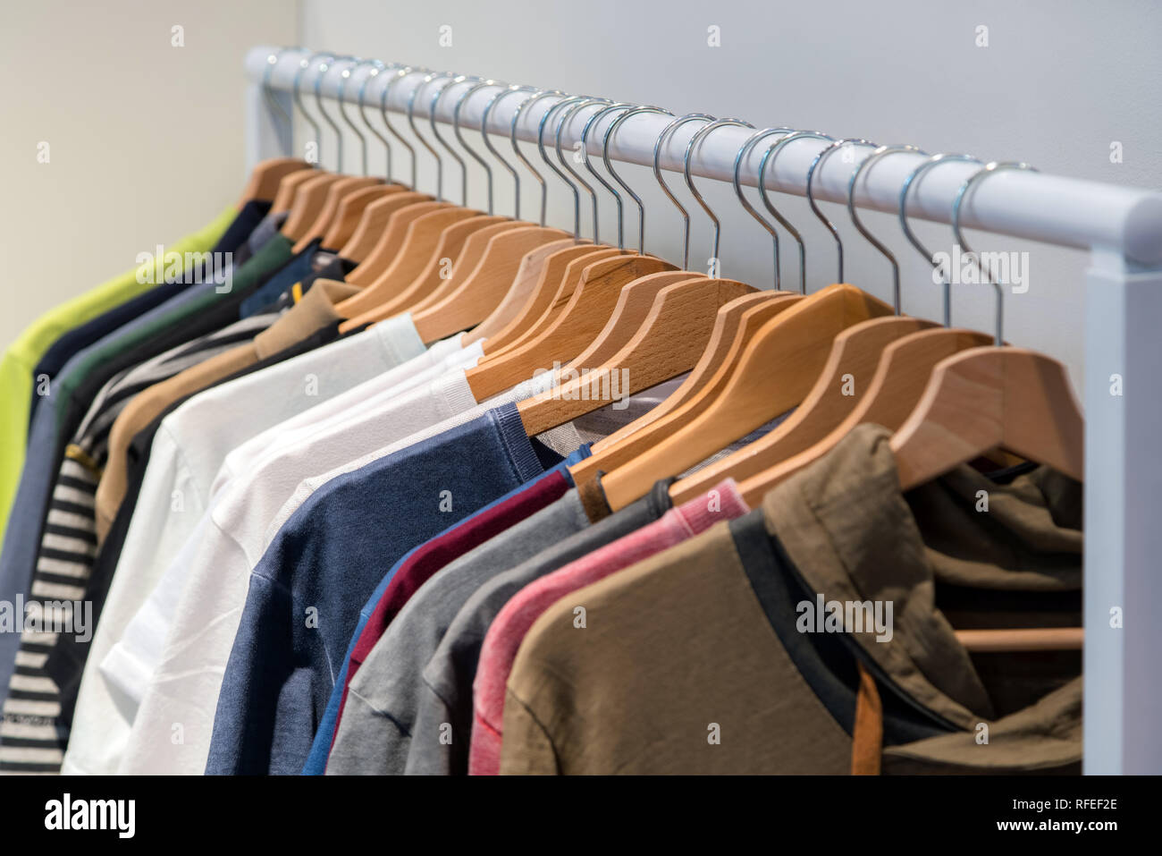 Designer camicie sul display in un Apple retail store. Diversi colori e consistenza camicie appeso su un appendiabiti Foto Stock