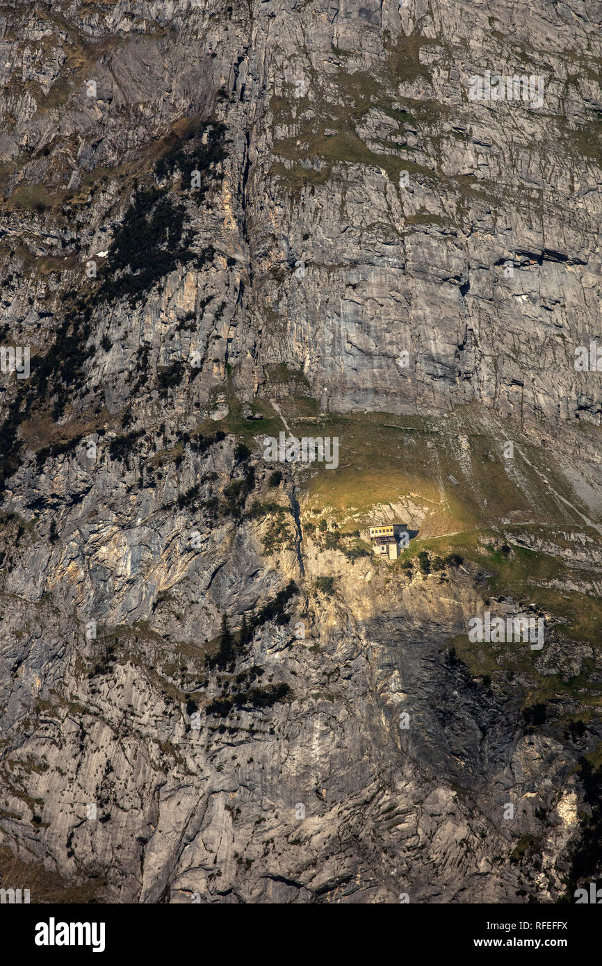 La Svizzera, Alpi Berner Oberland, Grindelwald, la molla. Capanna Gleckstein (2317m) sul Wetterhorn mountain (3701m). Foto Stock