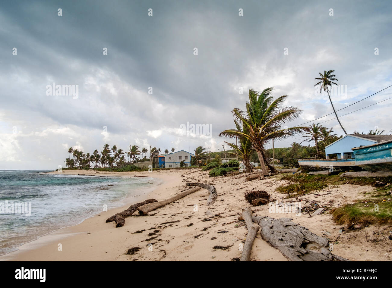 Spiaggia caraibica in un ventoso e nuvoloso giorno. San Andrés, Colombia. Foto Stock