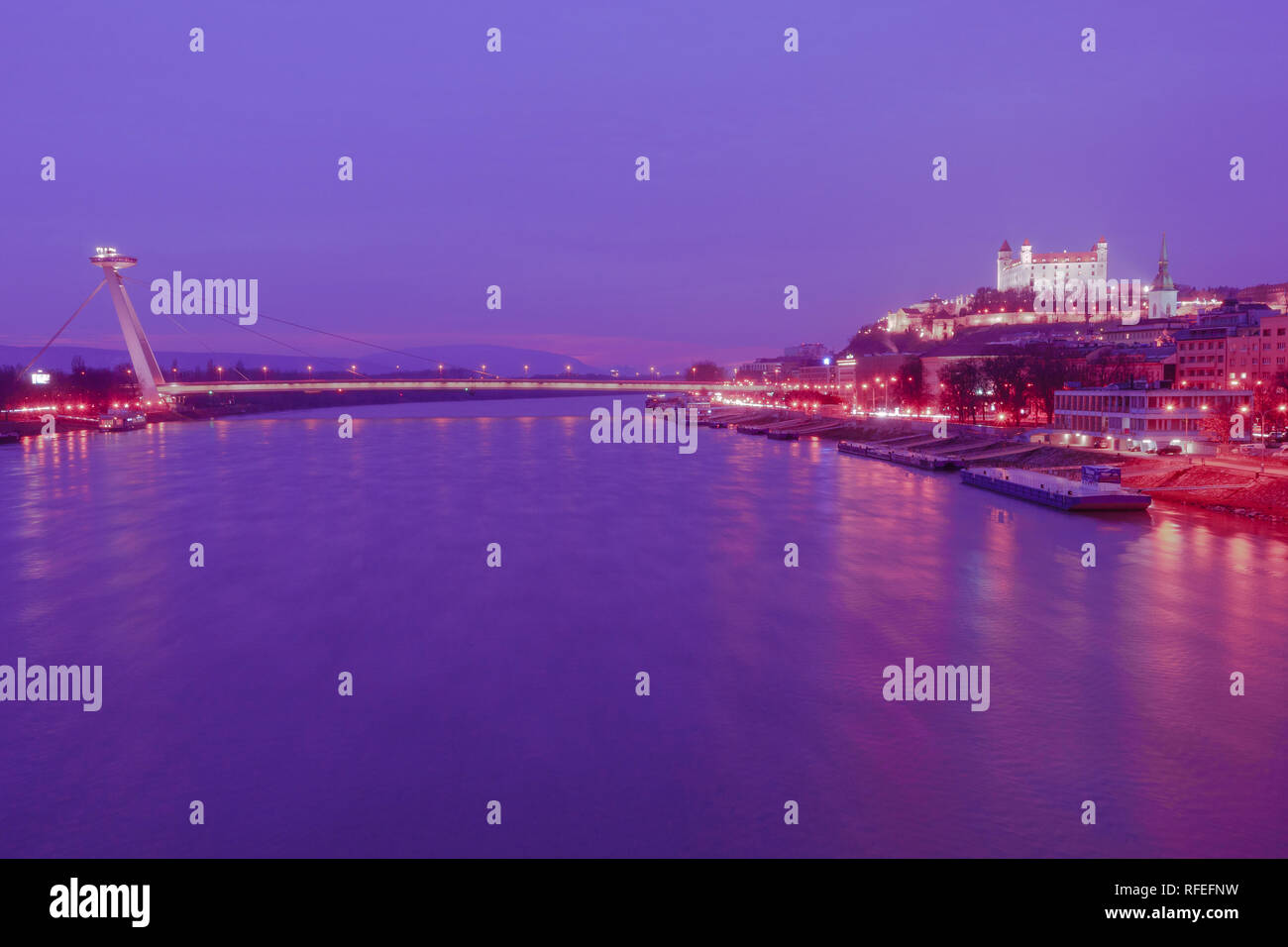 La vista del Ponte di UFO e la città vecchia di Bratislava durante la notte Foto Stock