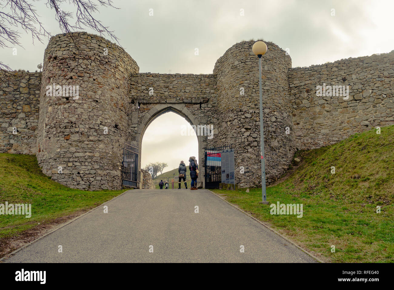 Cancello principale del Castello di Devin vicino a Bratislava Foto Stock