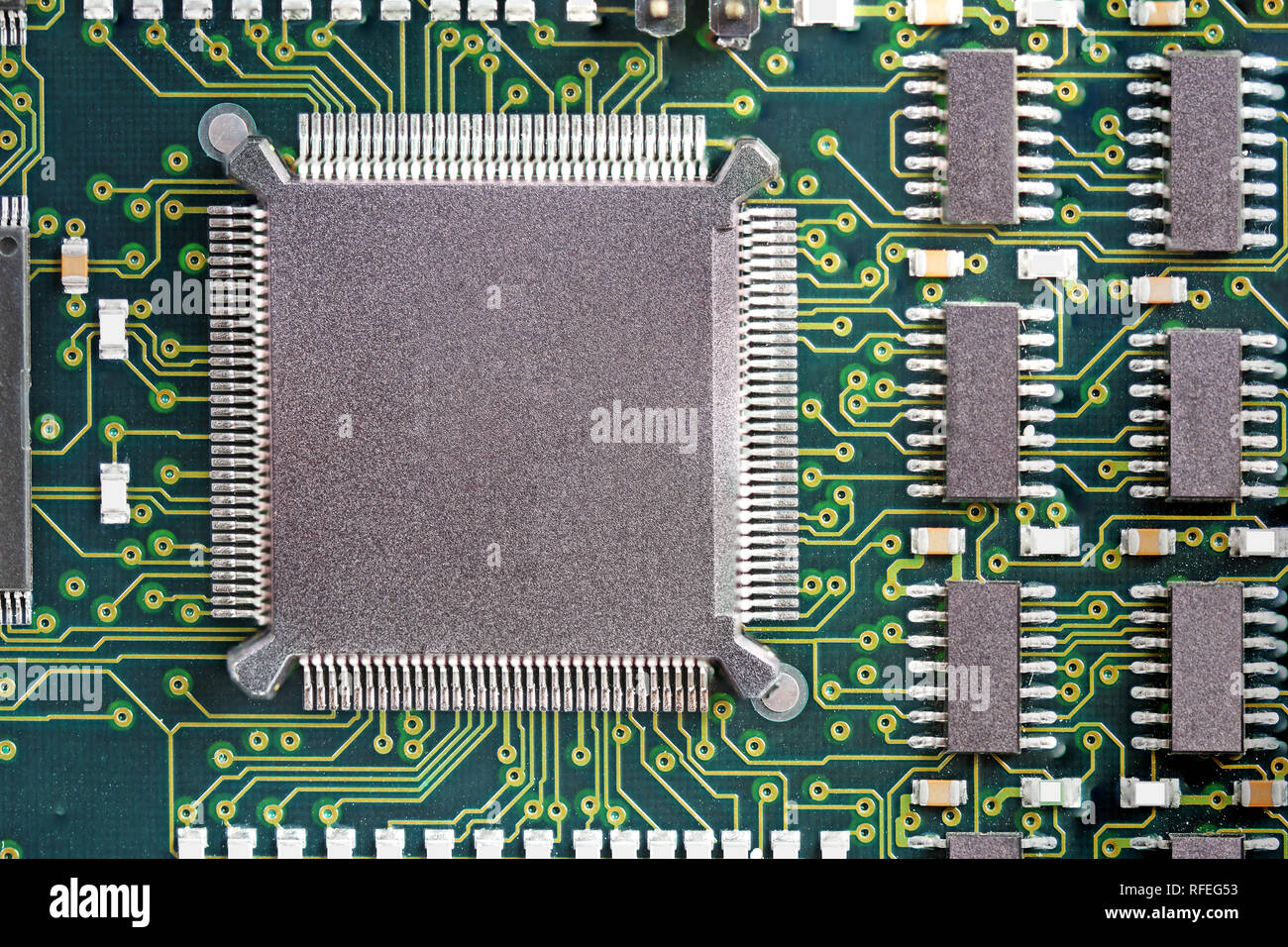 PCB scheda a circuito stampato con molti componenti elettrici Foto Stock