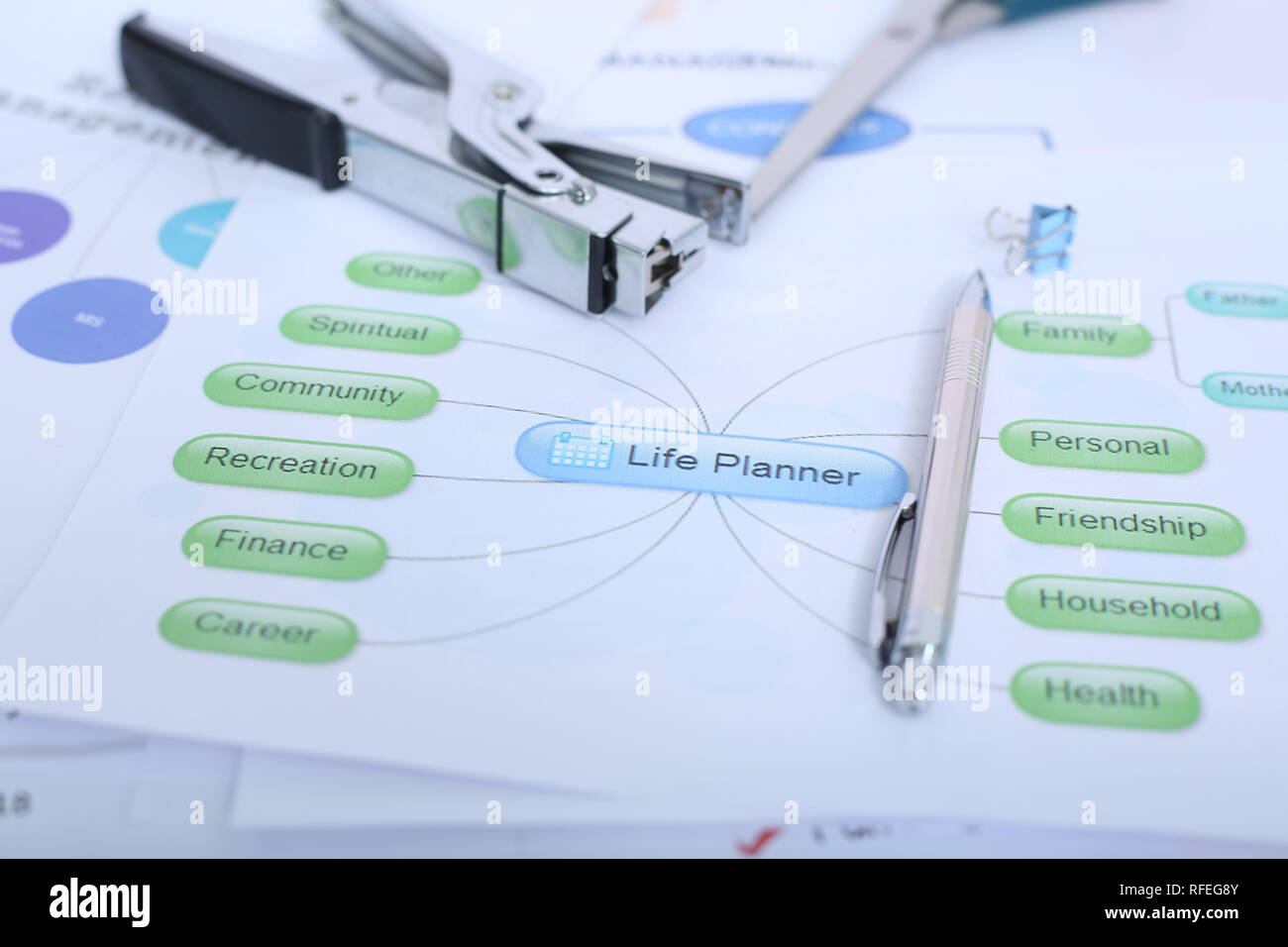 Immagine della penna e della cucitrice sulla vita planner grafico. Foto Stock