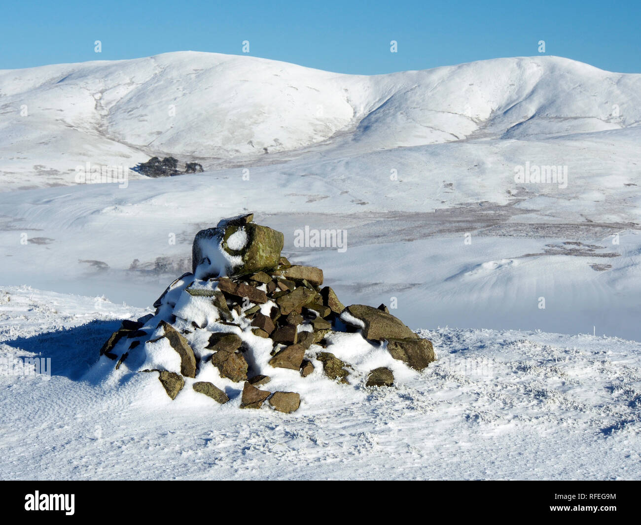 Vertice nevoso cairn, Langlaw hill, vicino a Broughton, altipiani del Sud, Scozia Foto Stock