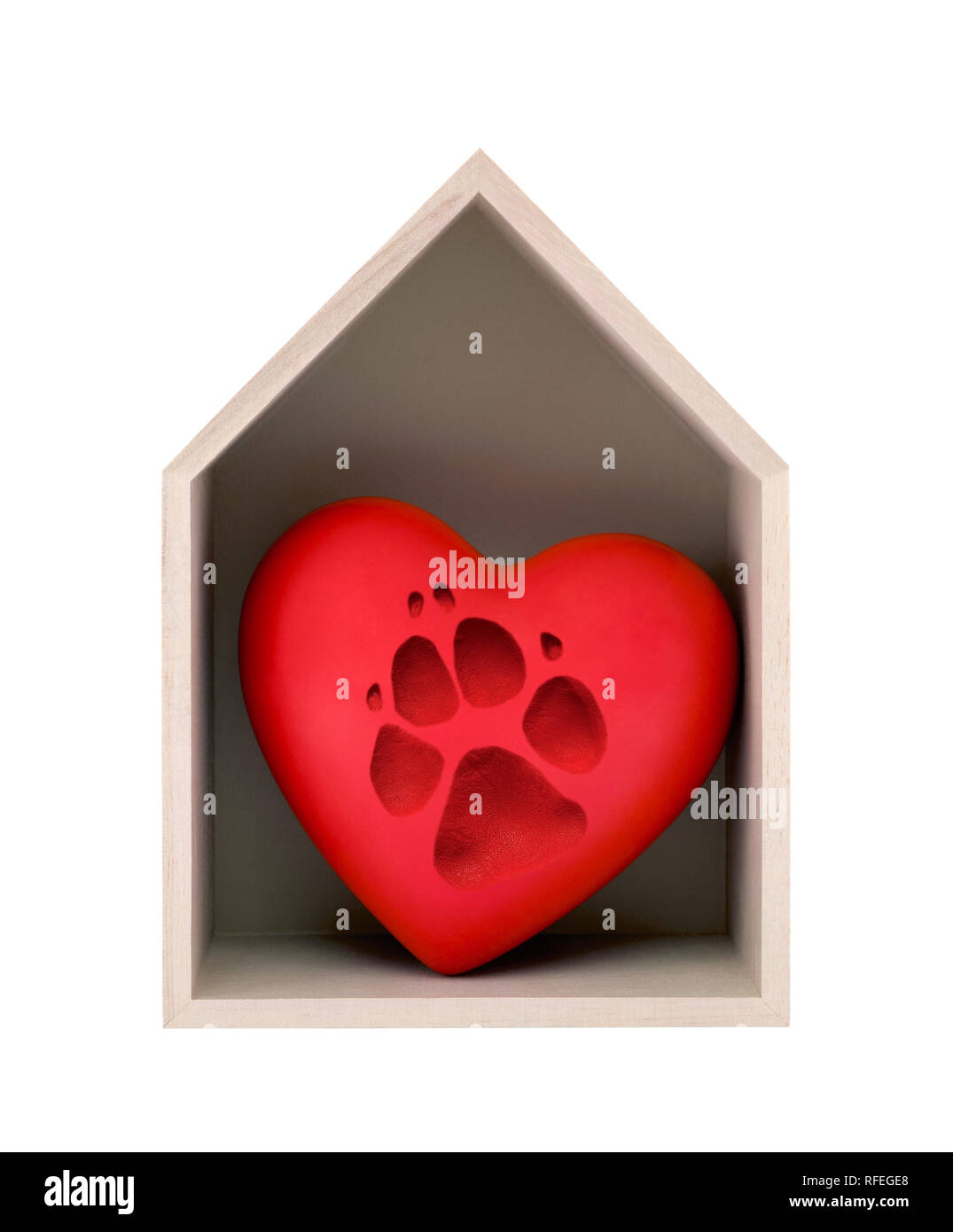 Casa in legno e cuore rosso con impresso zampa del cane isolato su bianco con tracciato di ritaglio Foto Stock