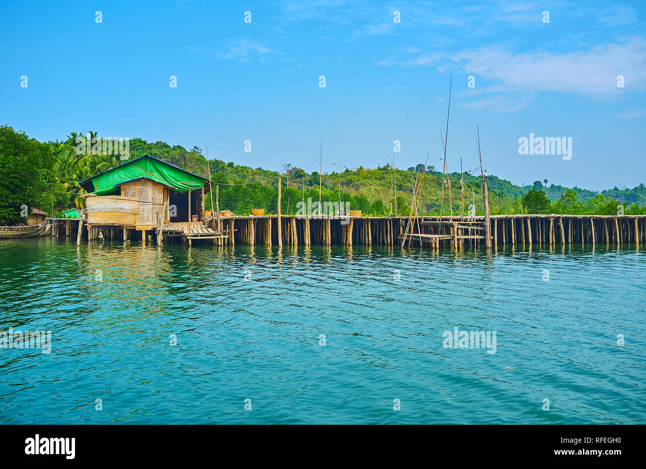 Essiccazione è il metodo più diffuso per la conservazione del pesce in Myanmar, così le aziende agricole ambientale sui fiumi ha sollevato le piattaforme su palafitte, come questa in Foto Stock