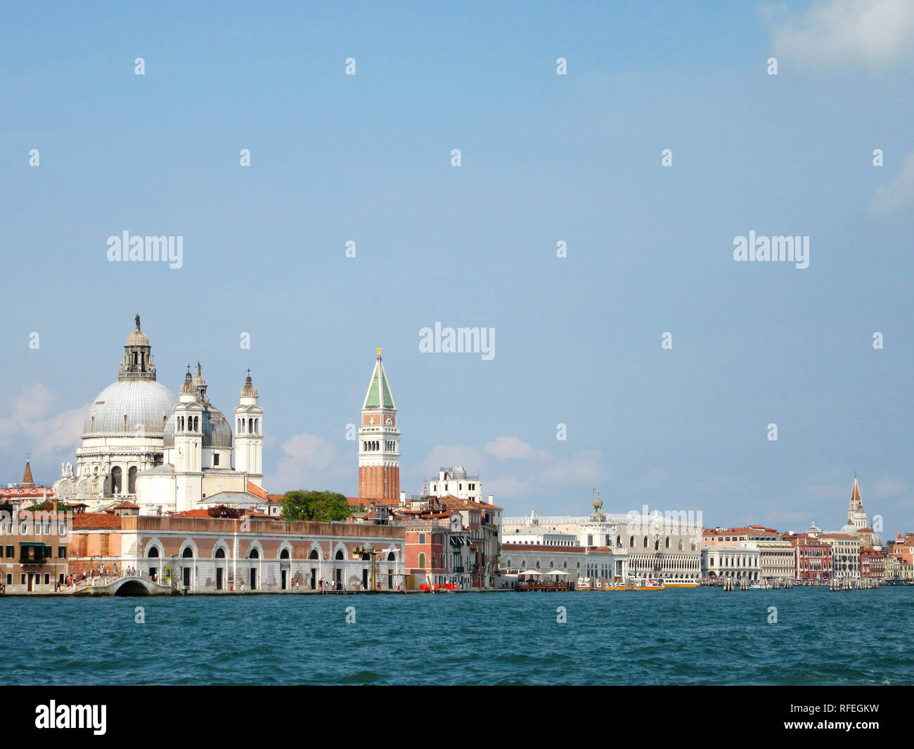 Vista panoramica di Palazzo Ducale, Piazza San Marco campanile, Vendita Docks e di Santa Maria della Salute dome Foto Stock