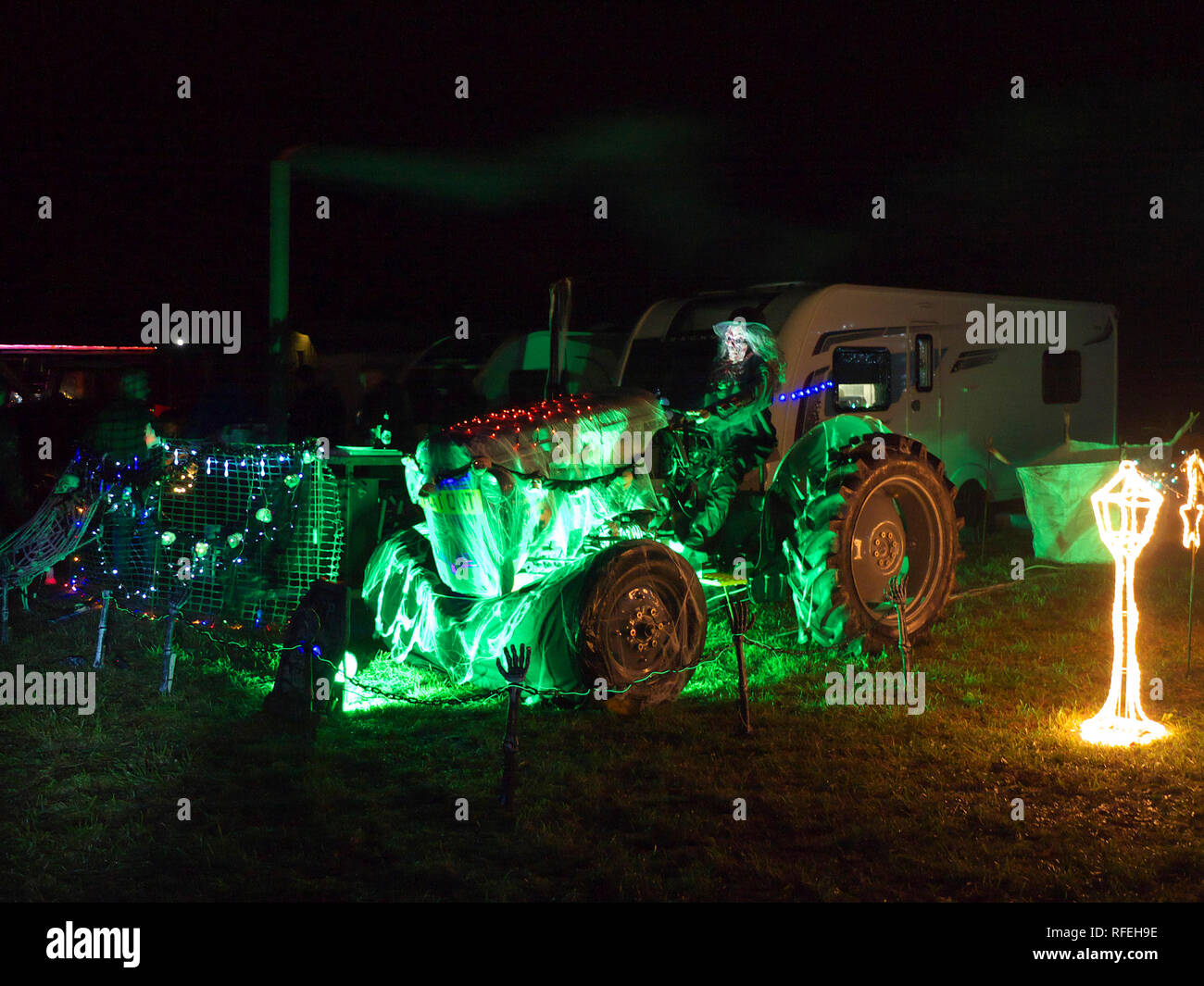 Display luminoso su un trattore a Ashover festa delle luci Foto Stock