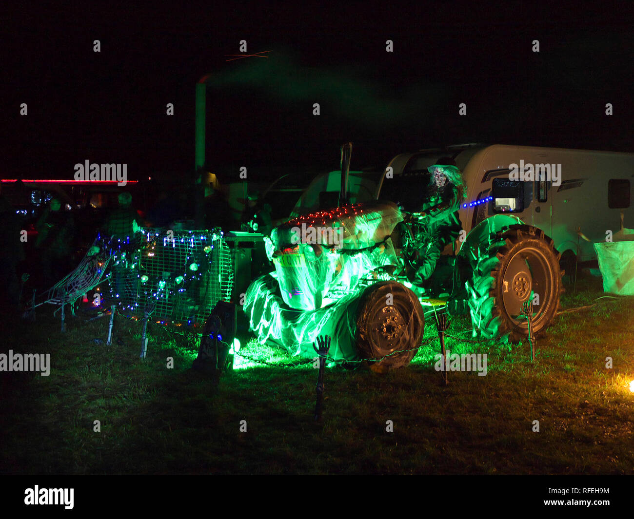 Visualizzazione del trattore a Ashover festa delle luci Foto Stock
