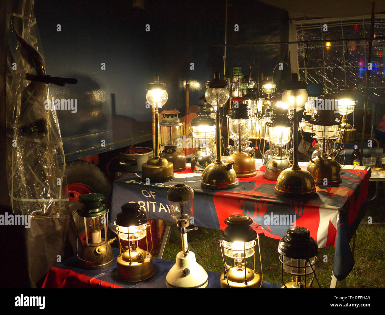 Visualizzazione di vintage luci paraffinici a Ashover festa delle luci Foto Stock