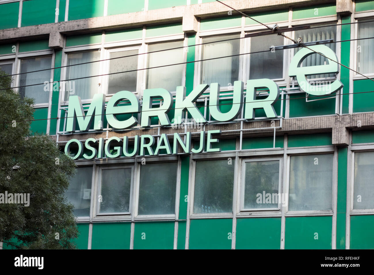 Merkur segno di assicurazione su un edificio a Belgrado in Serbia Foto Stock