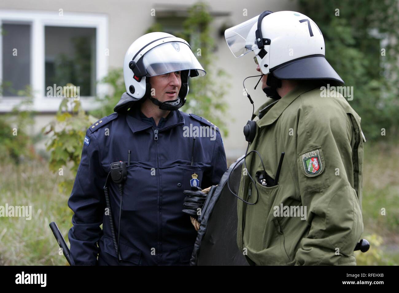 DEU Germania Weeze : Polizia esercizio di tedesco e olandese le unità di polizia. Foto Stock
