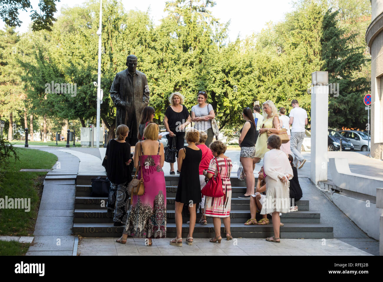 Parlando di guida presso il monumento a Ivo Andric sulla Andric la corona di fiori nel centro di Belgrado, all'entrata del Parco da pioniere Foto Stock