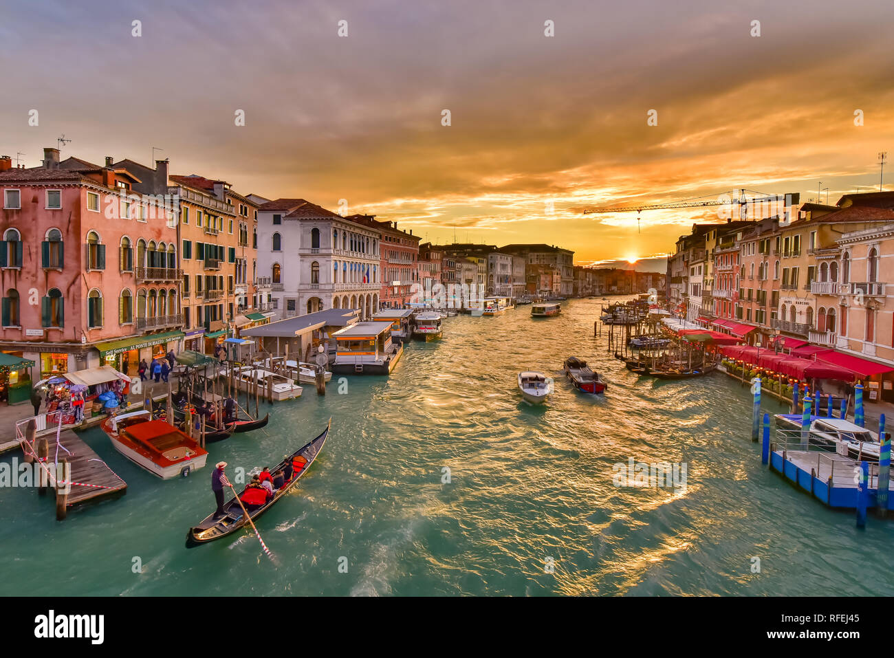 Il Canal Grande con la gondola e il vaporetto al tramonto, Venezia, Italia Foto Stock