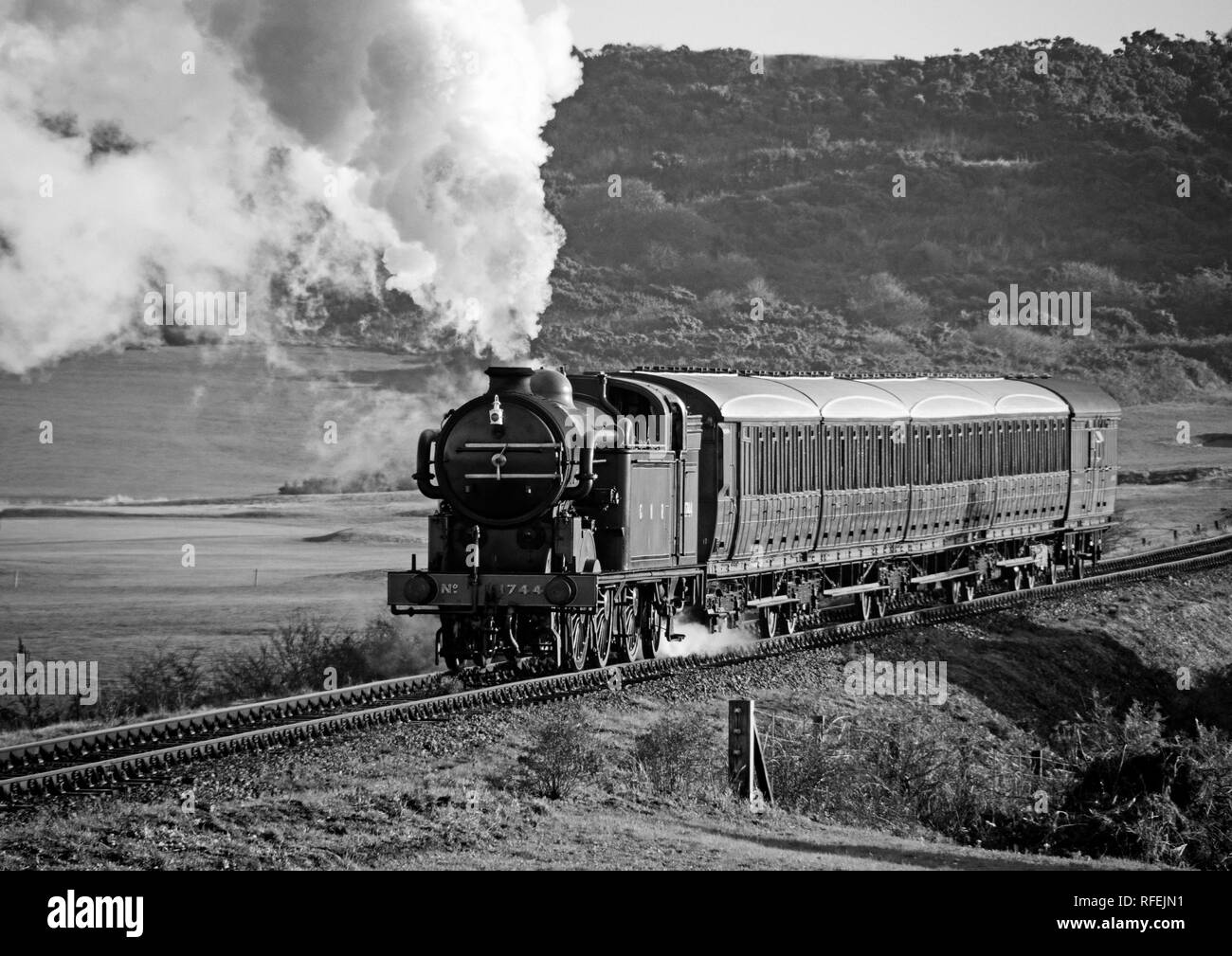 GNR Ex classe N2 loco e un Gresley progettato Quad-Art articolazione di carrelli suburbana a ricreare un treno dei pendolari da mid-1920s. Foto Stock