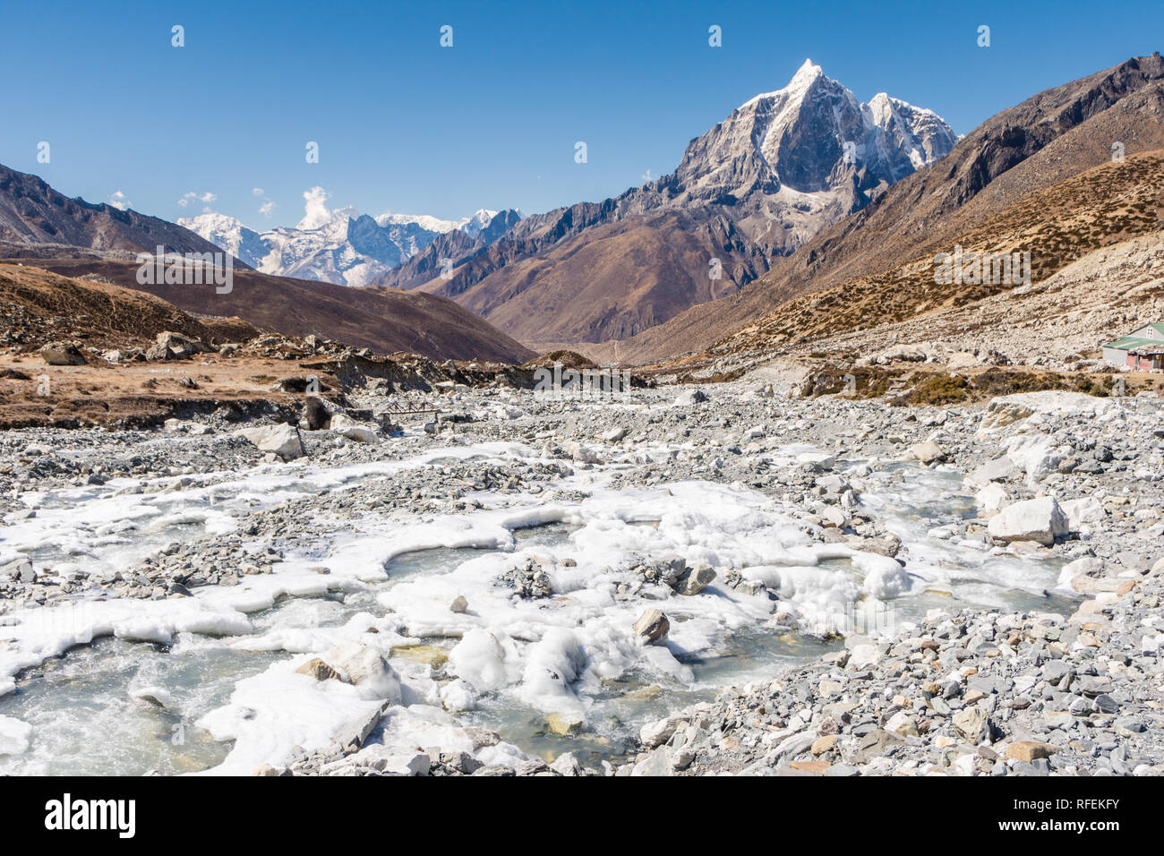 Fiume glaciale e Taboche picco di montagna, Chukhung, Sagarmatha, Nepal Foto Stock