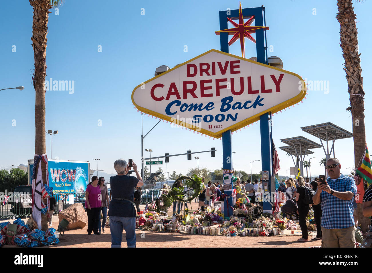 Las Vegas, Nevada - Ottobre 13, 2017: un memoriale vicino il Benvenuto a Las Vegas segno per Las Vegas vittime di ripresa sul Las Vegas Strip vicino all'uomo Foto Stock