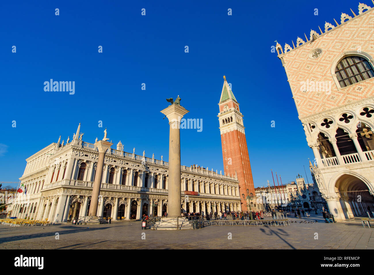 Piazza San Marco (Piazza San Marco) con il campanile e il Palazzo del Doge di Venezia, Italia Foto Stock