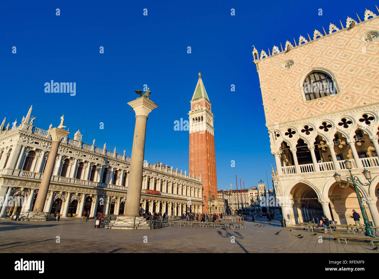 Piazza San Marco (Piazza San Marco) con il campanile e il Palazzo del Doge di Venezia, Italia Foto Stock