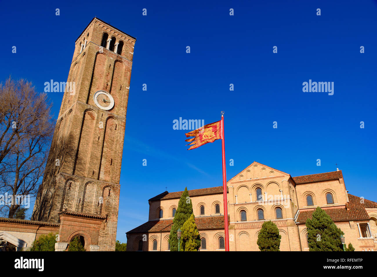 La torre dell Orologio e bandiera di Venezia, il Leone di San Marco Foto Stock