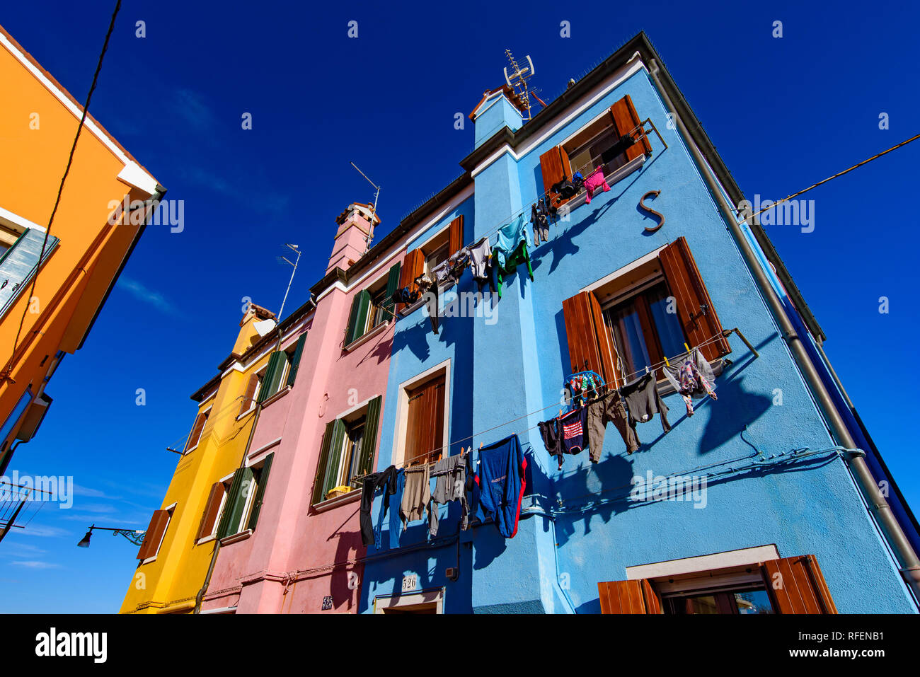 Isola di Burano, famosa per le sue colorate case di pescatori, a Venezia, Italia Foto Stock