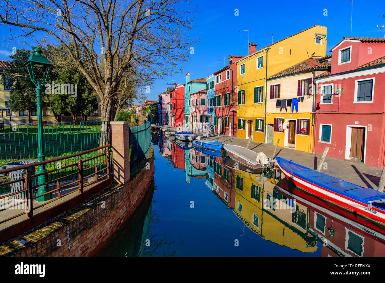 Isola di Burano, famosa per le sue colorate case di pescatori, a Venezia, Italia Foto Stock