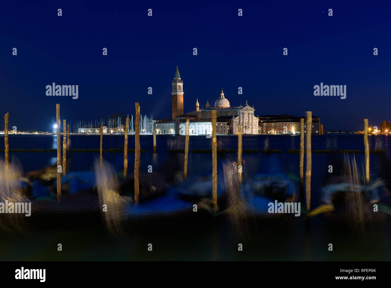 Chiesa di San Giorgio Maggiore con le gondole di notte, Venezia, Italia Foto Stock