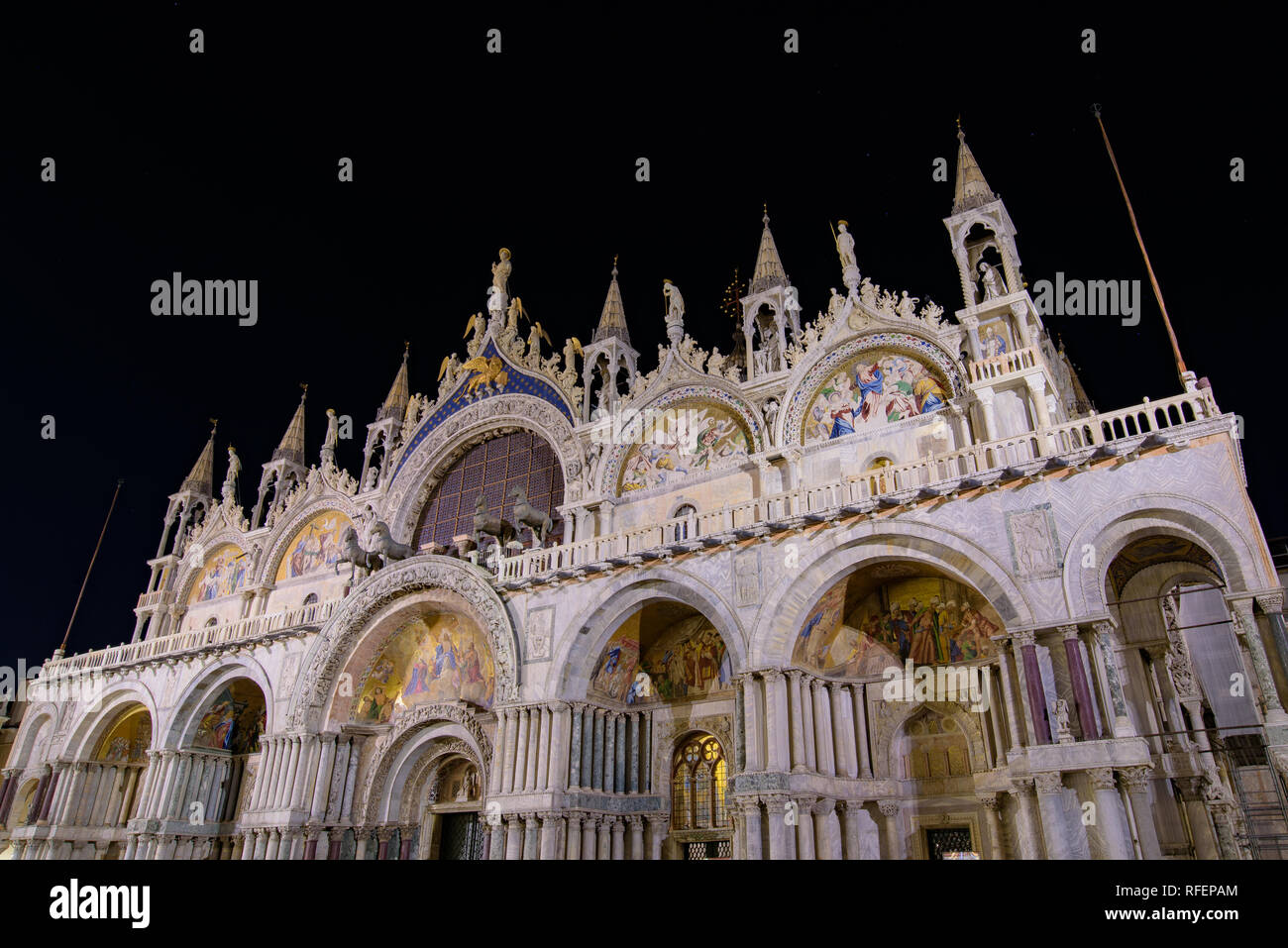 Vista notturna di la Basilica di San Marco in Piazza San Marco (Piazza San Marco), Venezia, Italia Foto Stock