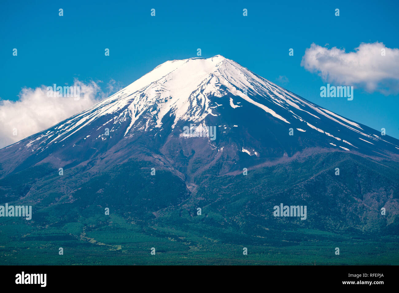 Vicino la cima della bella montagna Fuji con copertura di neve sulla parte superiore Foto Stock