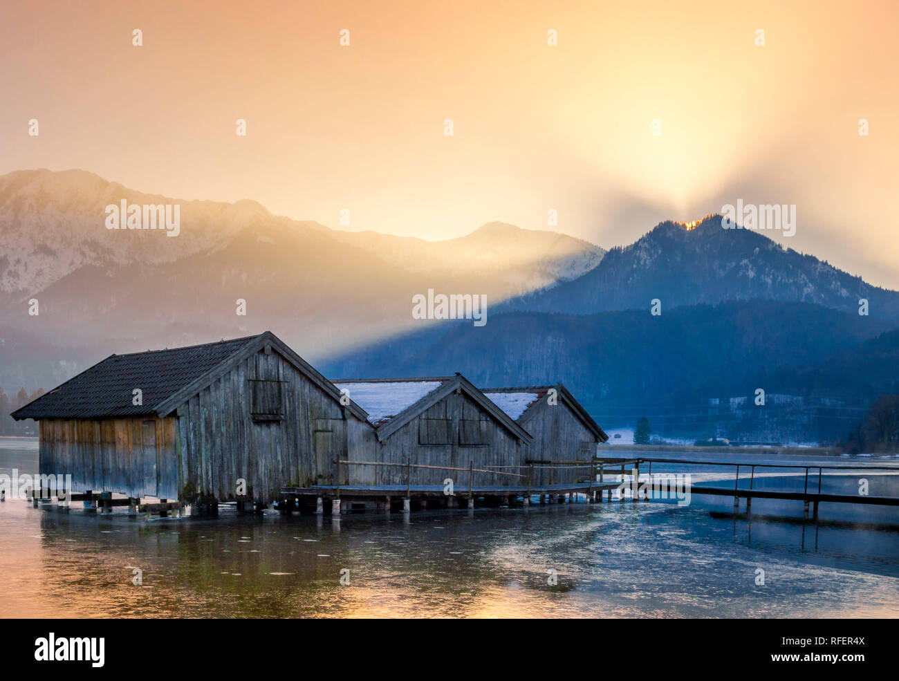 Boathouses sul Kochelsee in inverno, Alta Baviera, Baviera, Germania, Europa Foto Stock