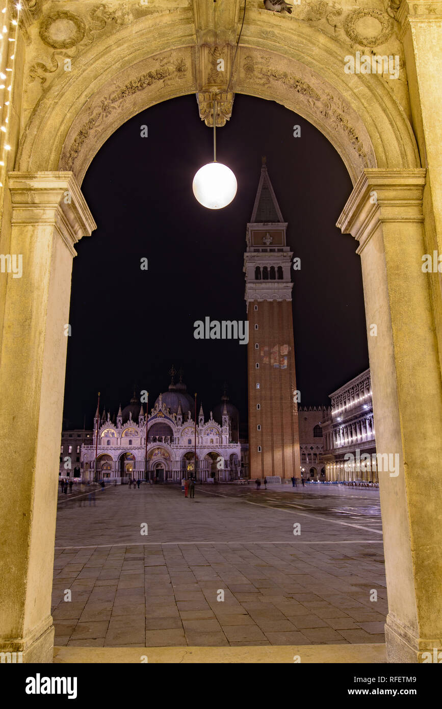 Vista notturna di Piazza San Marco (Piazza San Marco) da un arco, Venezia, Italia Foto Stock